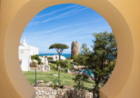 Panoramic sea views and direct access to the beach from the community in Torrenueva (La Cala de Mijas)
